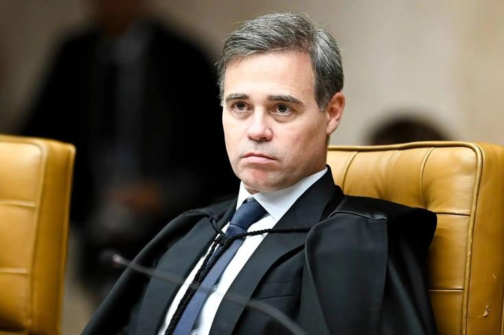 CASO INSS: MENDONÇA FECHA CERCO
