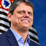 Para dar impacto de manchete, eu usaria:  TARCÍSIO FAZ HISTÓRIA E É REELEITO GOVERNADOR DE SÃO PAULO NO 1º TURNO