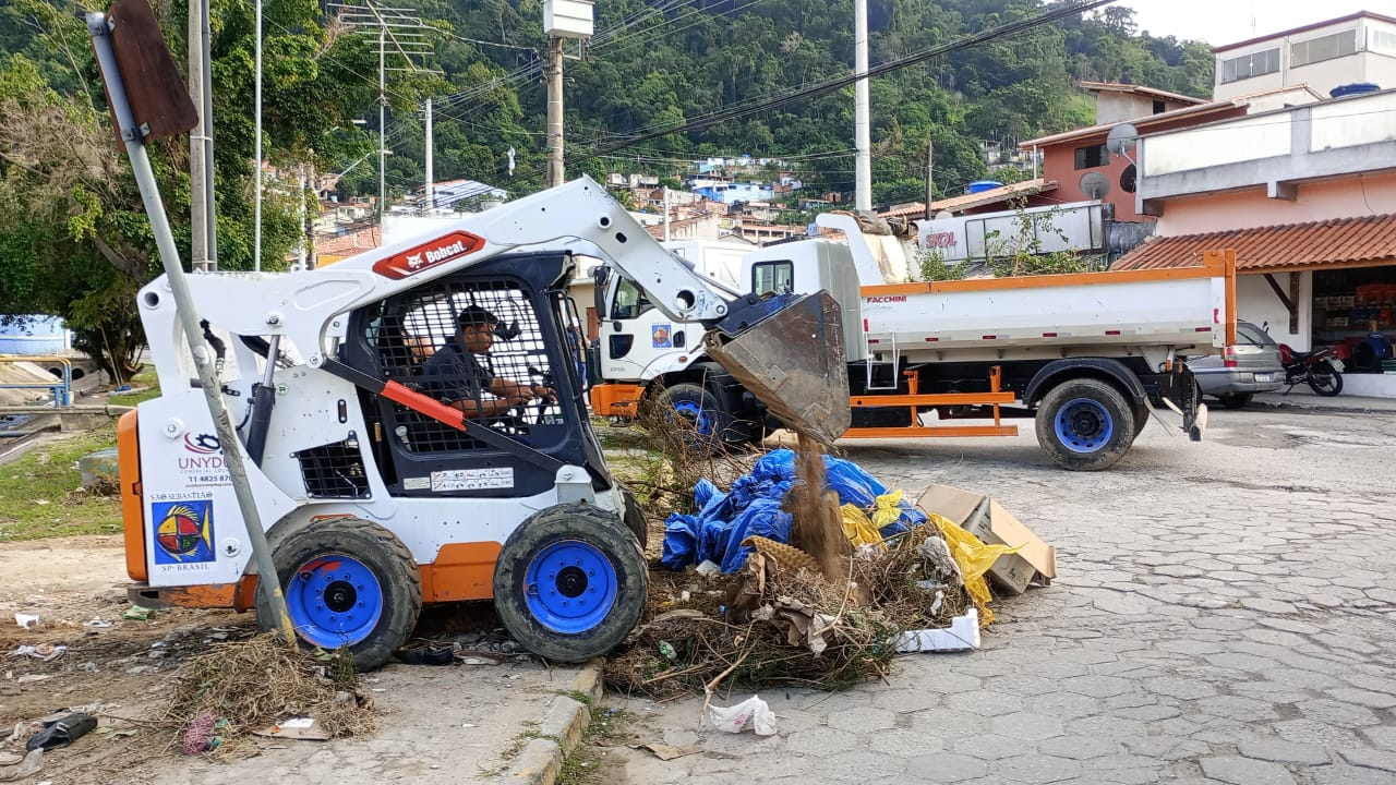 Prefeitura de São Sebastião recolhe 15 caminhões de materiais inservíveis na Topolândia, Itatinga e Olaria