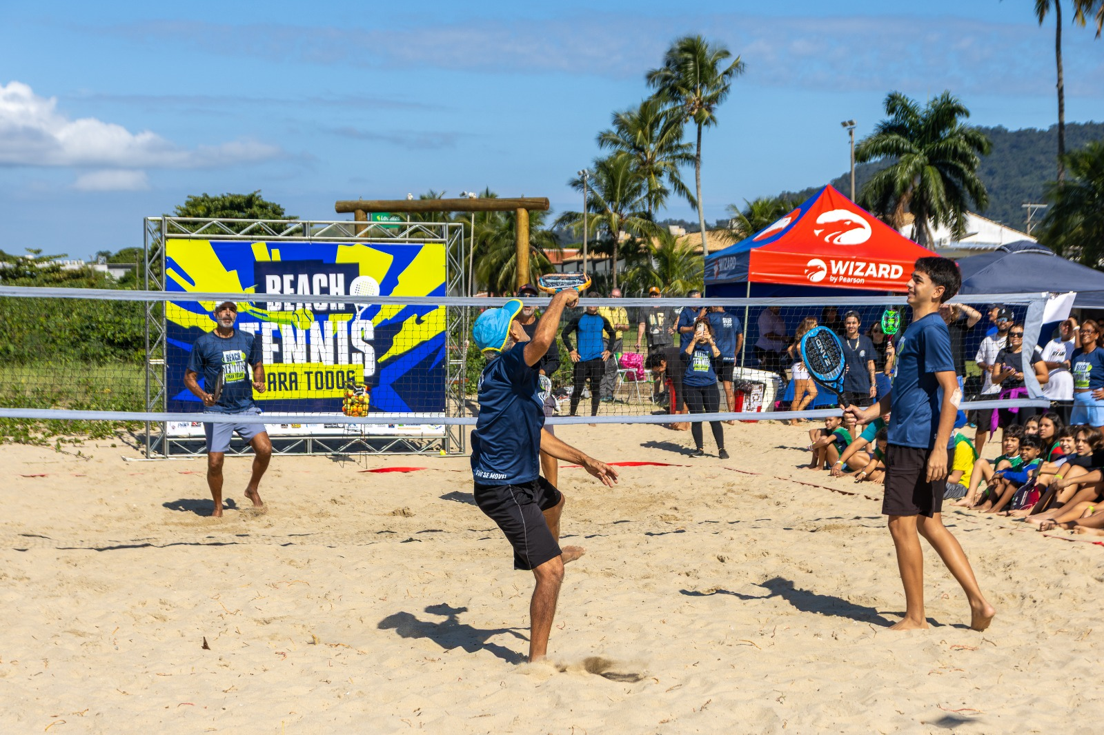 Alunos da EM Mathew Lucca participam de vivência de beach tennis em Boiçucanga neste sábado
