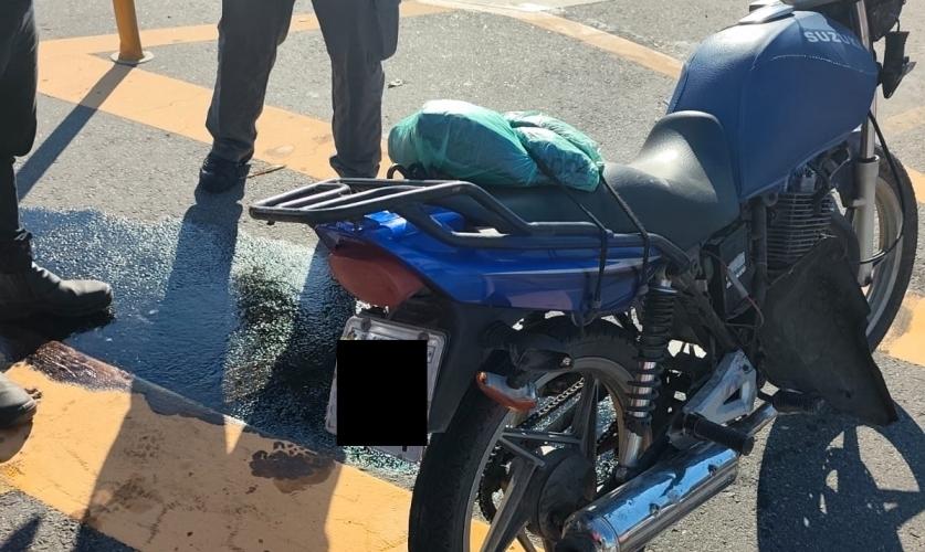Um motociclista ficou ferido após uma colisão...