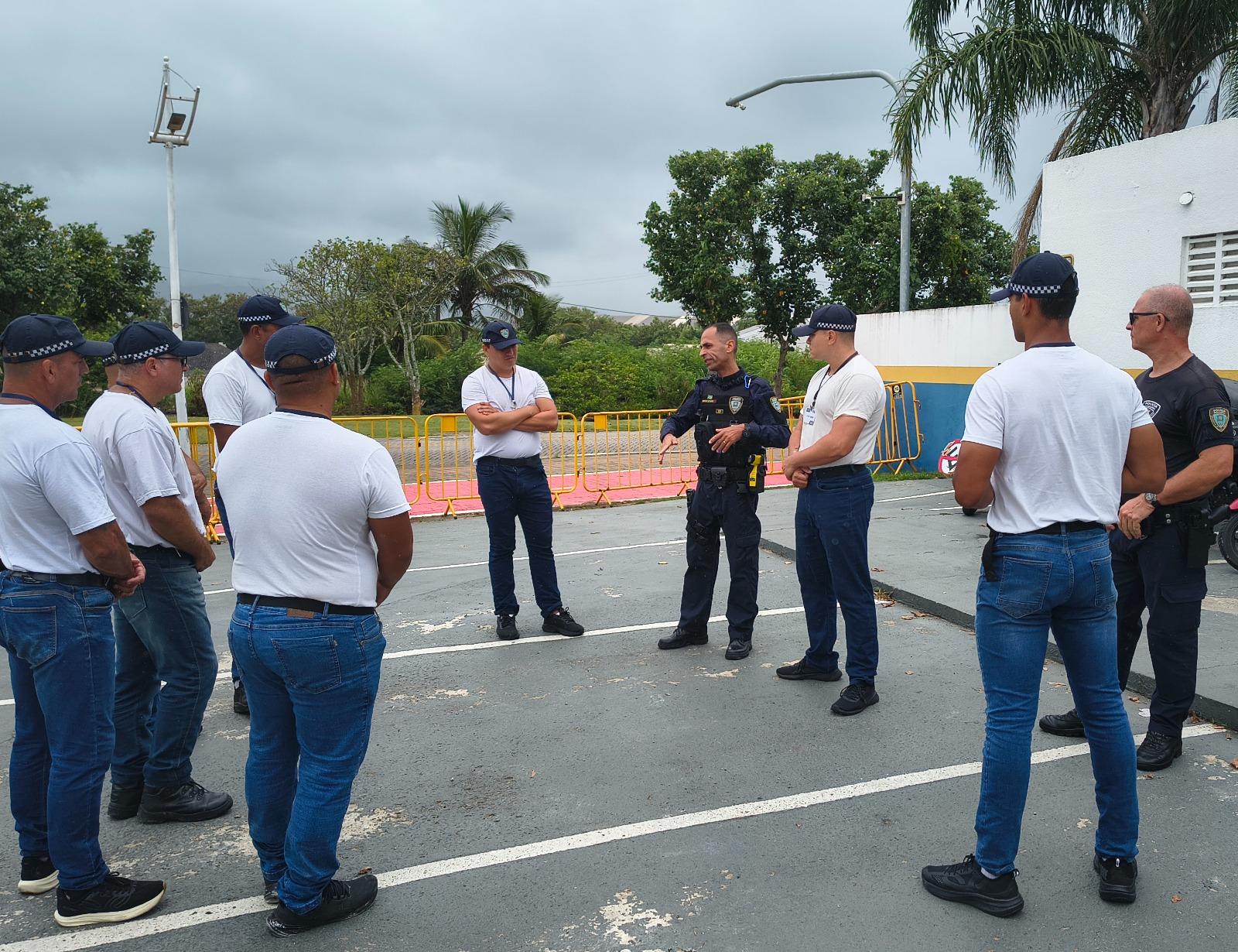 Futuros policiais municipais participam de treinamento...